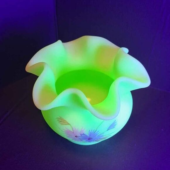 Vtg Fenton UV Reactive Custard Satin Hand-Painted Ruffled Vase - Picture 8 of 9